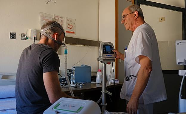 Paciente se somete a un tratamiento CPAP.